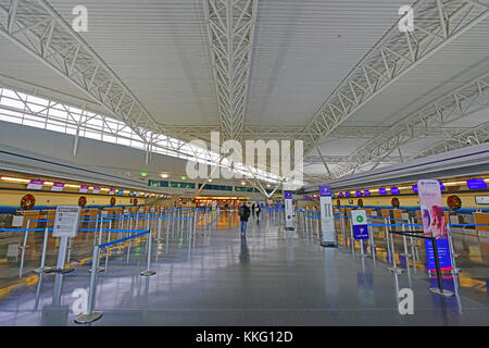 New York - Weihnachten Dekorationen in der American Airlines (AA) Klemme 8 am John F. Kennedy International Airport (JFK). Stockfoto