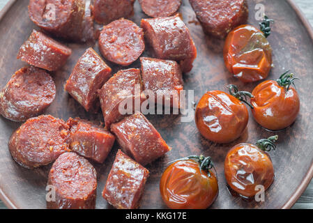 Gebratener Chorizo mit Kirschtomaten Stockfoto