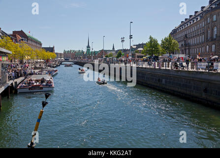 Blick entlang Slotsholmskanal in Kopenhagen. Dänemark. Einer der Kanäle um den Bereich der Schloss Christiansborg und das Folketing. Siehe Beschreibung. Stockfoto