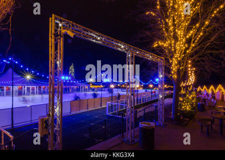 Royal Tunbridge Wells Eisbahn in der Nacht, im Winter, touristische Attraktion Eislaufen im calverley Park Tunbridge Wells Kent, South East England Stockfoto