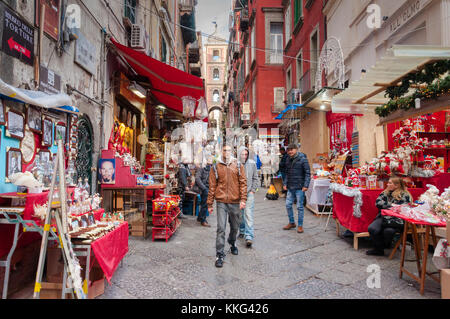 Die Via San Gregorio Armeno in Neapel: Straße der Krippe Entscheidungsträger Stockfoto