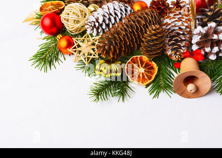 Weihnachten Tabelle Mittelstück mit Tannenzapfen, Holz- Jingle Bell, Jute Kugeln und Stroh Ornamente, kopieren. Stockfoto