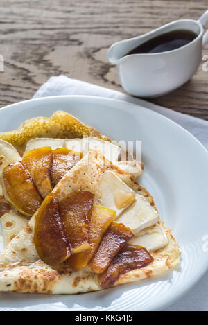 Crepes mit Brie und karamelisierte Scheiben von Apple Stockfoto