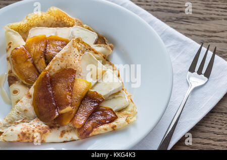 Crepes mit Brie und karamelisierte Scheiben von Apple Stockfoto