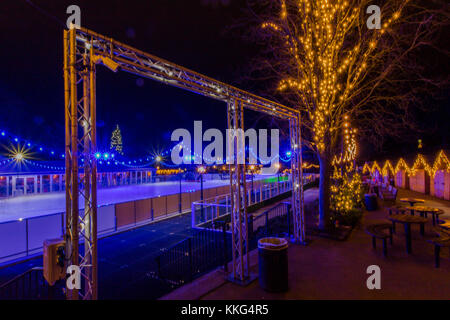 Royal Tunbridge Wells Eisbahn in der Nacht, im Winter, touristische Attraktion Eislaufen im calverley Park Tunbridge Wells Kent, South East England Stockfoto