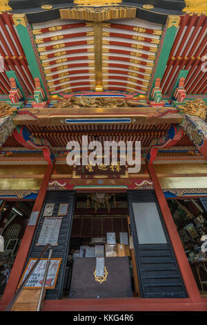 Nagano, Japan - August 04, 2017: Shakado Seson-in Tempel. Bunte vorderen Eingang und Sugaruhafu bargeboard Detail. In Nagano, Japan. Stockfoto