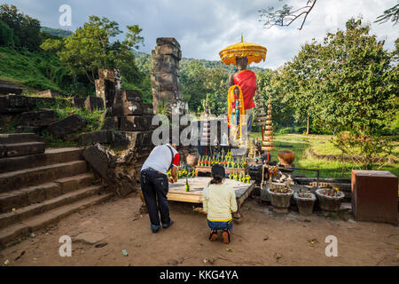 Statue von Khmer Dvarapala, Gründer von Wat Phou, in den Ruinen der pre-längst vergangene angkorianische Khmer Hindu Tempel von Wat Phou, der Provinz Champasak, Laos, Südosten Stockfoto