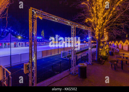 Royal Tunbridge Wells Eisbahn in der Nacht, im Winter, touristische Attraktion Eislaufen im calverley Park Tunbridge Wells Kent, South East England Stockfoto