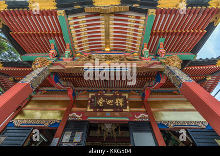 Nagano, Japan - August 04, 2017: Shakado Seson-in Tempel. Bunte vorderen Eingang und Sugaruhafu bargeboard Detail. In Nagano, Japan. Stockfoto