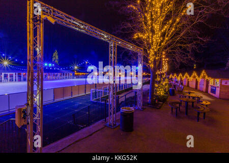 Royal Tunbridge Wells Eisbahn in der Nacht, im Winter, touristische Attraktion Eislaufen im calverley Park Tunbridge Wells Kent, South East England Stockfoto