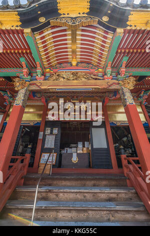 Nagano, Japan - August 04, 2017: Shakado Seson-in Tempel. Bunte vorderen Eingang und Sugaruhafu bargeboard Detail. In Nagano, Japan. Stockfoto