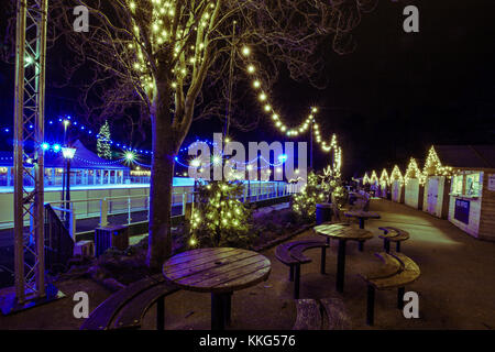 Royal Tunbridge Wells Eisbahn in der Nacht, im Winter, touristische Attraktion Eislaufen im calverley Park Tunbridge Wells Kent, South East England Stockfoto