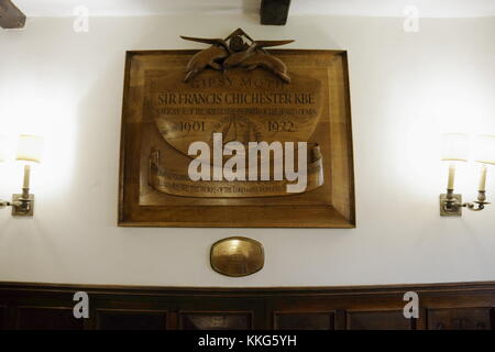 Gedenktafel zur Erinnerung an Sir Francis Chichester, bucklers Hard, Hampshire, Großbritannien Stockfoto