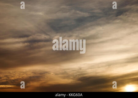 Horizontale Foto eines wunderschönen Sonnenuntergang Himmel reich an abstrakten Wolken und Farben Stockfoto