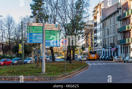 Mailand, Italien - 30.November 2017: einer Kreuzung am Stadtrand von Mailand, die verschiedene Richtungen in der Nähe und weit entfernt von Mailand Stockfoto