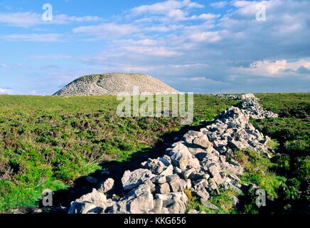 Gipfel der Knocknarea Mountain, Sligo, Irland, gekrönt von Queen Maeve Cairn, einem massiven Eisen Jungsteinzeit Durchgang Grab. Stockfoto