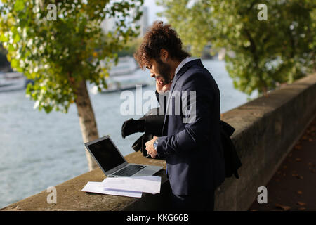 Spanischer Professor in freistehenden Pflicht arbeiten mit Laptop. Stockfoto