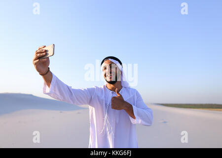 Portrait von arabischen Scheich Mann mit Gadget, kommuniziert in Stockfoto