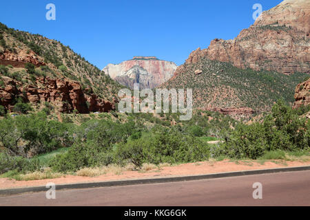 Eine Szene entlang des Zion-Mt. Carmel Hwy, wenn man den Zion National Park von Osten aus erreicht Stockfoto