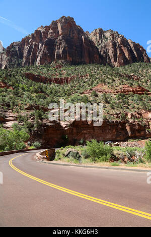 Eine Szene entlang des Zion-Mt. Carmel Hwy, wenn man den Zion National Park von Osten aus erreicht Stockfoto