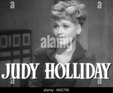Judy Holliday ist im Trailer zu dem Film *Adam's Rib* (1949) zu sehen, einer klassischen amerikanischen Komödie, in der sie neben Spencer Tracy und Katharine Hepburn spielte. Der Film befasst sich mit einem Rechtsstreit zwischen verheirateten Anwälten. Stockfoto