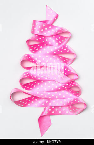 Weihnachtsbaum von Pink Ribbon tape auf weißem Hintergrund Stockfoto