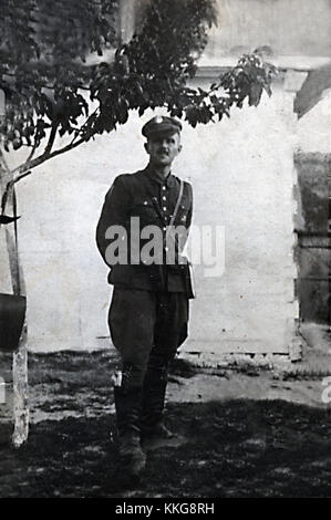 Ein historisches Foto, das einen Moment mit den Personen Dekutowski und Zapora festnimmt, wahrscheinlich in Verbindung mit der polnischen Geschichte. Stockfoto