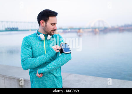 Junge fitness Mann laufen im städtischen Bereich Stockfoto