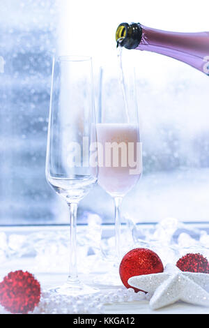 Rose Sekt in Gläser geschüttet wurde Stockfoto