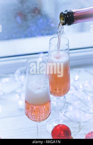 Rose Sekt in Gläser geschüttet wurde Stockfoto