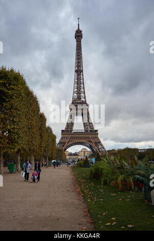 Paris, Frankreich, 2. Oktober 2017: die Menschen sind auf dem Gebiet der Mars neben dem Eiffelturm im Herbst Tag. Stockfoto