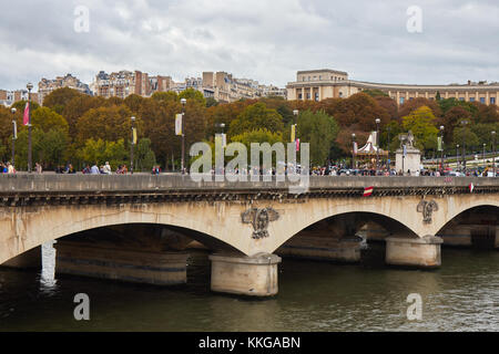 Paris, Frankreich, 2. Oktober 2017: Menschen sind zu Fuß auf die Pont de l'ena Brücke neben dem Eiffelturm im Herbst Tag. Stockfoto