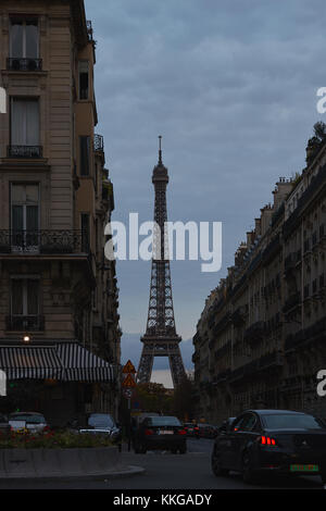 Paris, Frankreich - 2. Oktober 2017: Bewegung von Autos entlang der Avenue d'Eylau, neben dem Eiffelturm am Abend. Stockfoto