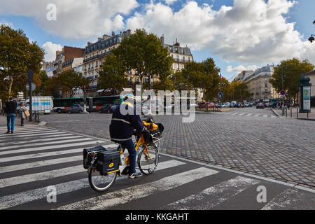 Paris, Frankreich, 3. Oktober 2017: Fußgänger, Fußgängerüberweg, byciclist und Fahrzeuge im Verkehr auf der Place de l'Ecole Militaire am Morgen Stockfoto