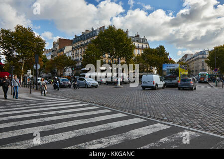 Paris, Frankreich, 3. Oktober 2017: Fußgänger, Fußgängerüberweg und Autos im Verkehr auf der Place de l'Ecole Militaire am Morgen Zeit steht. Stockfoto