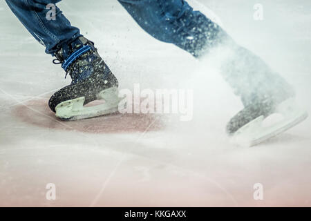Eislaufen in Indoor Arena Stockfoto