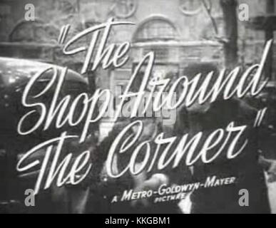 Der „Shopcorner Trailer 48“ bezieht sich auf ein mobiles Einzelhandelsgeschäft, das für Verkaufsautomaten oder mobile Verkäufe entwickelt wurde und häufig in öffentlichen Räumen oder Veranstaltungen verwendet wird. Es dient als tragbares Geschäft für den Verkauf von Waren oder Dienstleistungen und bietet Flexibilität und Bequemlichkeit. Stockfoto
