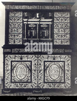 Ein detailliertes Foto eines Schildpattkabinetts, das der Familie Sobieski zugeschrieben wird, zeigt seine komplexe Handwerkskunst und historische Bedeutung. Stockfoto