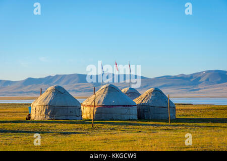 Jurten und flag Pole von Song Kul See, Kirgisistan Stockfoto