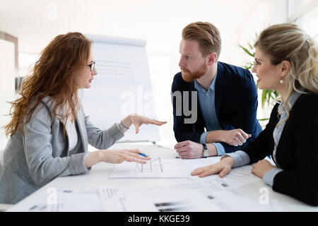 Team von Architekten zusammen, die am Projekt Stockfoto