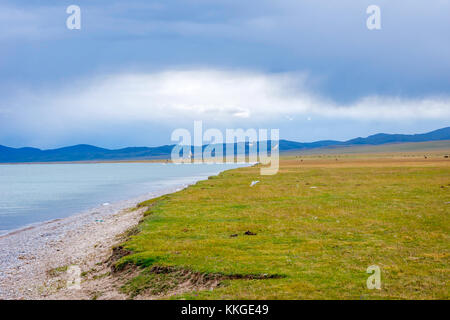 Wunderschöne Landschaft von Bergen und Wasser von Song Kul See, Kirgisistan Stockfoto