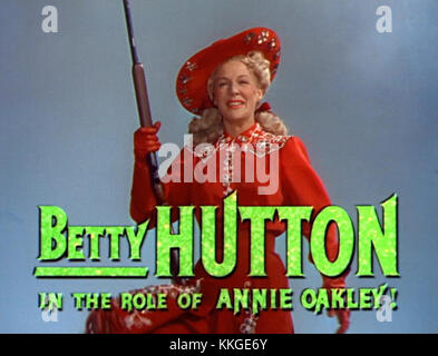 Dieses Bild zeigt Betty Hutton in einem Trailer zum Film *Annie Get Your Gun* aus dem Jahr 1950. Das Musical zeigt Huttons Auftritt in einer Schlüsselrolle während der Produktion. Stockfoto