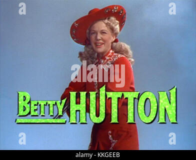 Betty Hutton spielte 1950 in dem Film *Annie Get Your Gun*. Der Trailer beleuchtet ihre Darstellung der legendären Figur Annie Oakley, einer amerikanischen Scharfschützin in der Adaption des Musicals. Huttons Performance brachte Charme und Energie in den klassischen Broadway-Charakter. Stockfoto