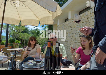 Weinprobe im Restaurant La Calade in Blauvac, Provence, Frankreich Stockfoto