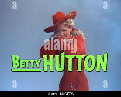 Im Trailer zu *Annie Get Your Gun* spielt Betty Hutton in der Hauptrolle als Annie Oakley, ein Scharfschütze in einer Wild West Show. Der Film zeigt Huttons dynamische Performance und die Themen Liebe, Wettbewerb und die amerikanische Grenze. Stockfoto