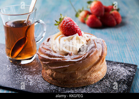 Kuchen mit Pudding und Erdbeeren Schlagsahne Stockfoto