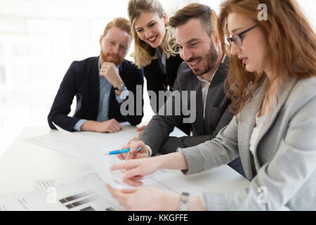 Team von Architekten zusammen, die am Projekt Stockfoto