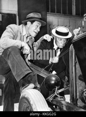 Dieses Bild zeigt Buster Keaton und Joe E. Brown, zwei legendäre Hollywood-Schauspieler, in einer Szene aus dem 1962 gedrehten Film entlang der legendären Route 66. Der Film, bekannt für seine Komödie, spiegelt die kulturelle Bedeutung des berühmten amerikanischen Highway wider. Stockfoto