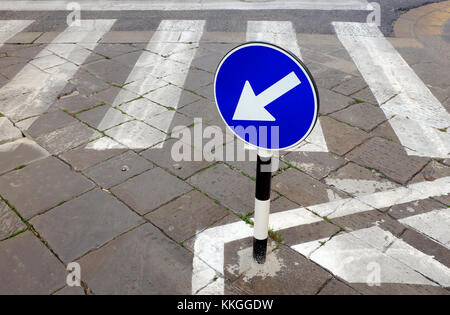 Der Richtungspfeil auf der Straße überqueren, Florenz, Italien Stockfoto