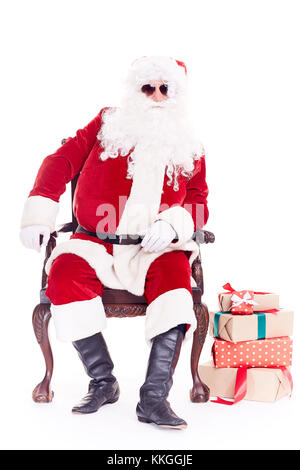 Der schwammige Weihnachtsmann, der sich im Stuhl entspannt Stockfoto